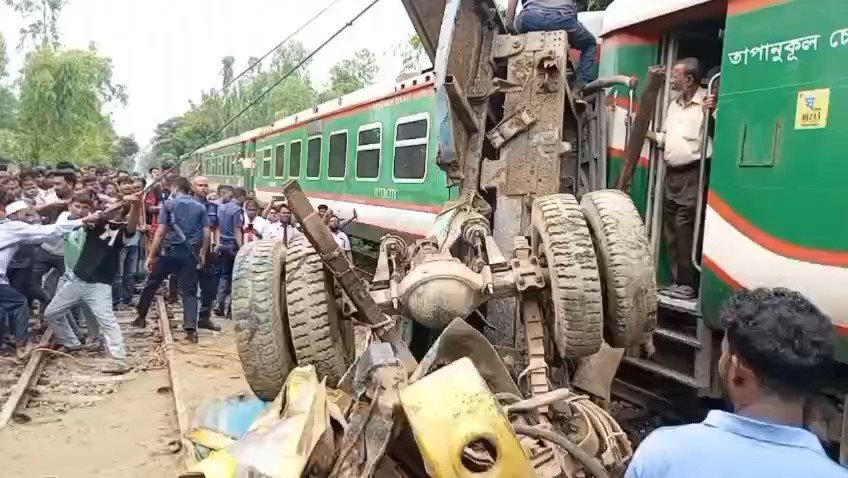 মিরসরাইতে ট্রাক-ট্রেন সংঘর্ষ: দুই ঘন্টা বন্ধ ছিল রেল যোগাযোগ