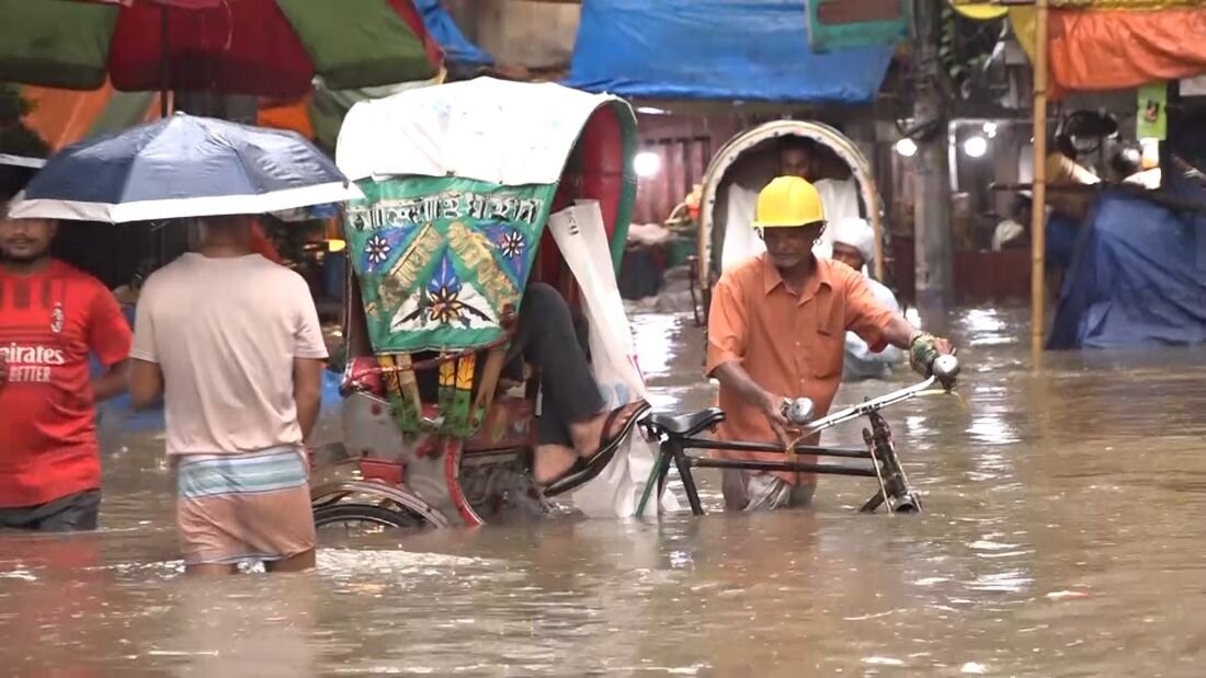 টানা ভারী বর্ষণ ও জোয়ারের  স্থবির বন্দরনগরী