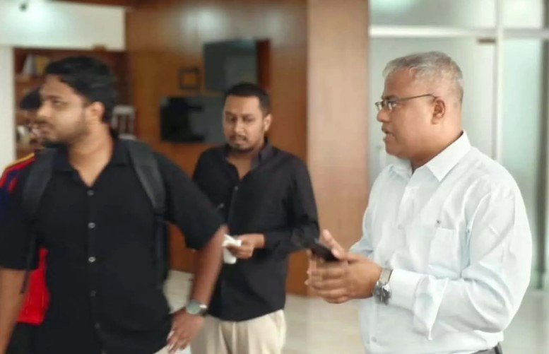 চুয়েটে: তালা ভেঙে উপাচার্যের প্রবেশ, অবরুদ্ধ করে ভবনে তালা ও বাসে হামলা